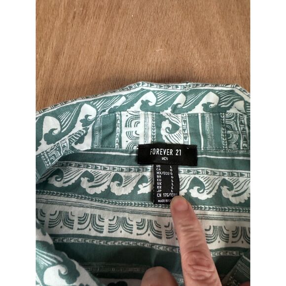 Forever 21 Men’s Button Up Shirt L Green White Wave Print Casual - Picture 3 of 7